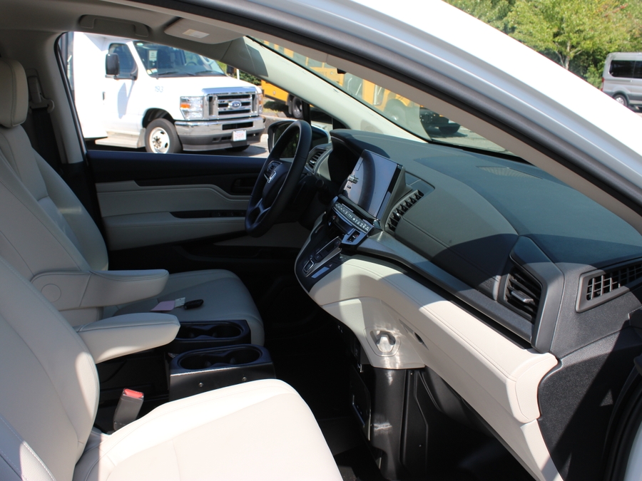 White Honda Odyssey image number 14