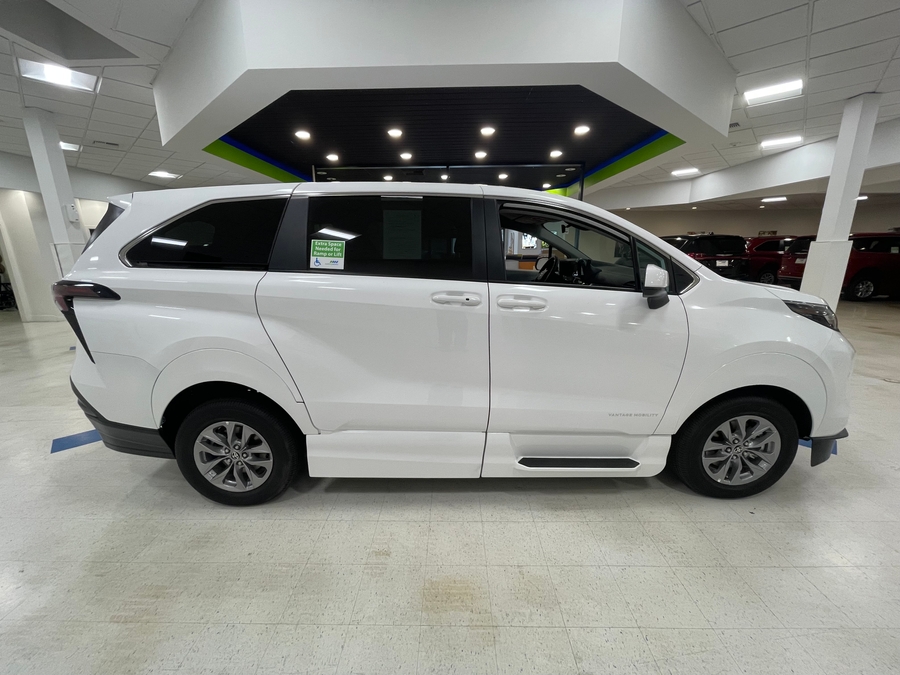 White Toyota Sienna image number 4