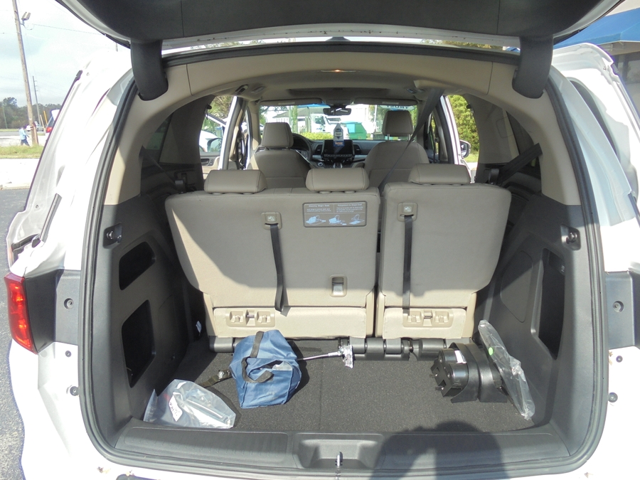 White Honda Odyssey image number 27