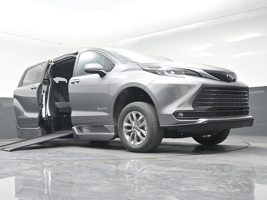 New 2026 Toyota Sienna Hybrid XLE Base - BraunAbility Side Entry In Floor Automatic Ramp