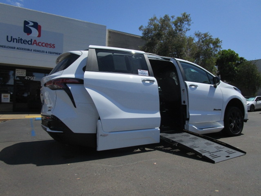 New 2025 Toyota Sienna Hybrid XSE Sport - BraunAbility Side Entry Entry Fold Out Automatic Ramp