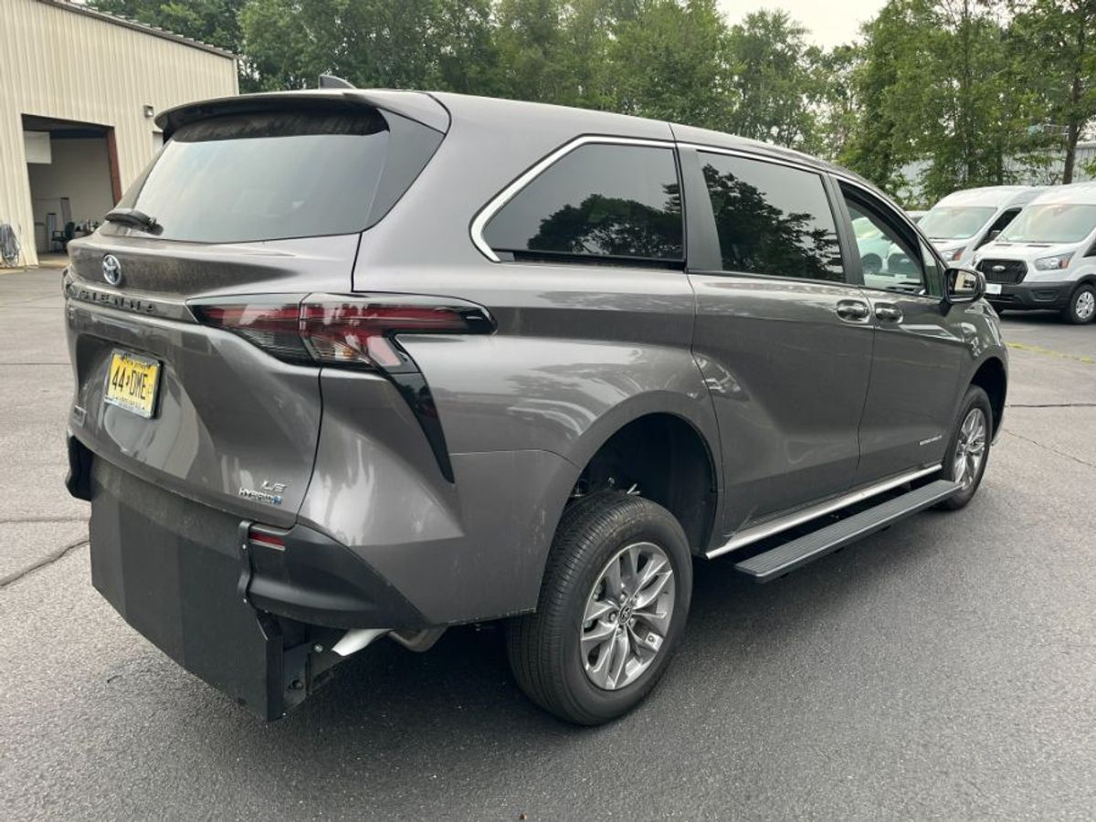 Grey Toyota Sienna image number 6