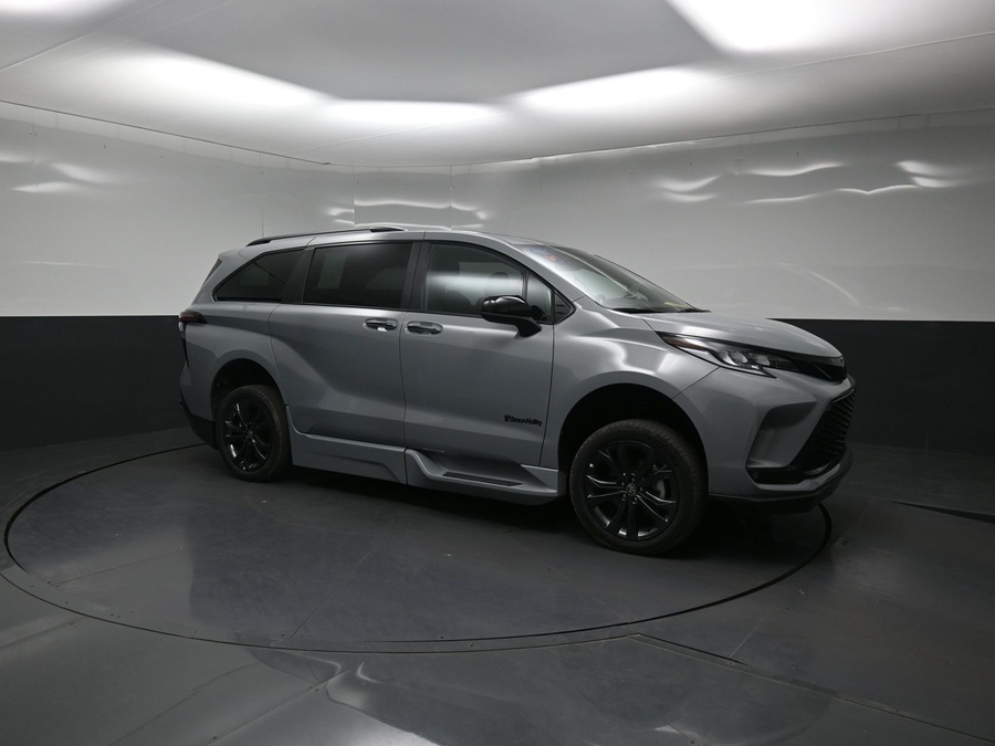 New 2026 Toyota Sienna Hybrid XSE Sport - BraunAbility Side Entry In Floor Automatic Ramp