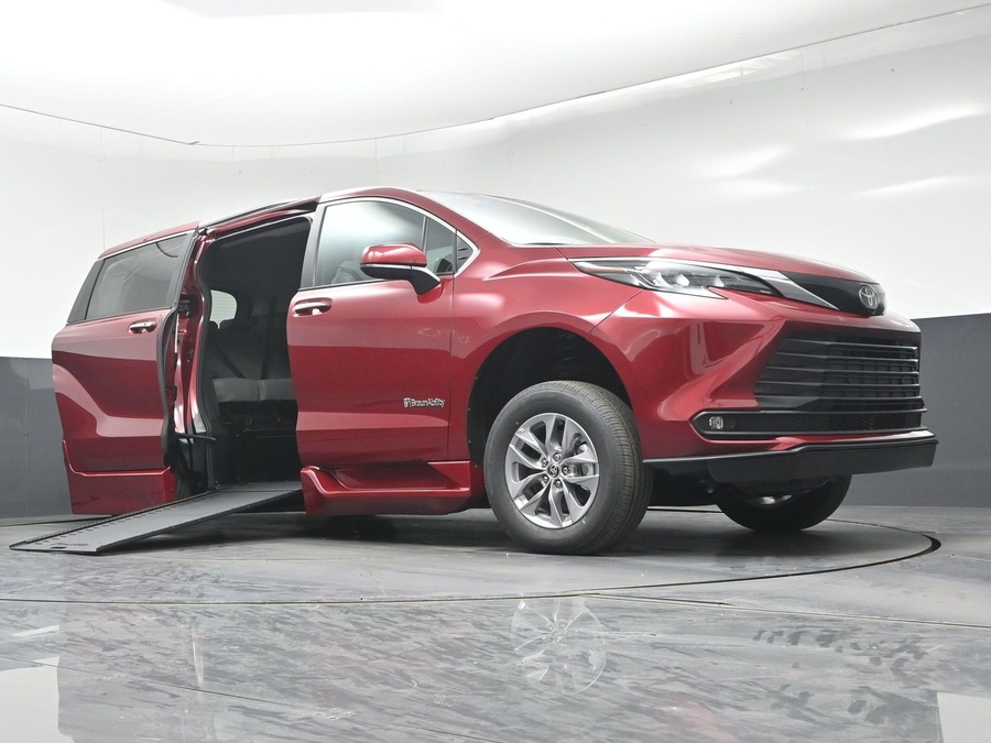 New 2026 Toyota Sienna Hybrid XLE Base - BraunAbility Side Entry In Floor Automatic Ramp