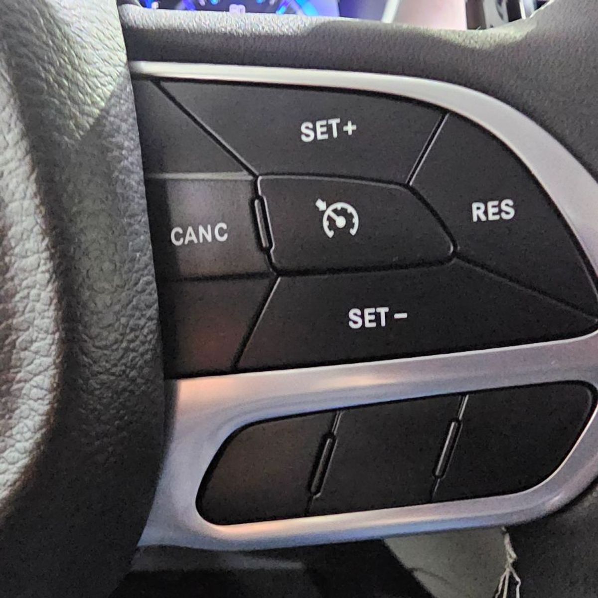 White Chrysler Voyager image number 26