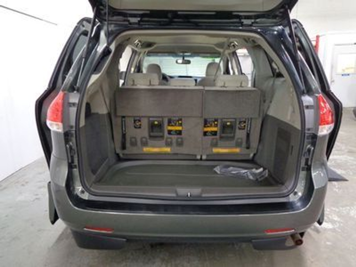 2014 TOYOTA SIENNA - Image 9