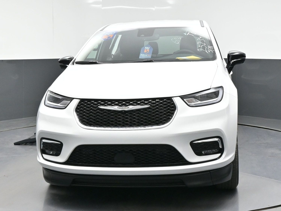White Chrysler Pacifica image number 5