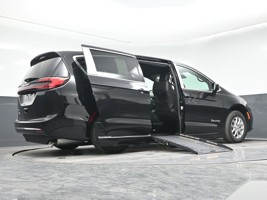 Black Chrysler Pacifica image number 18