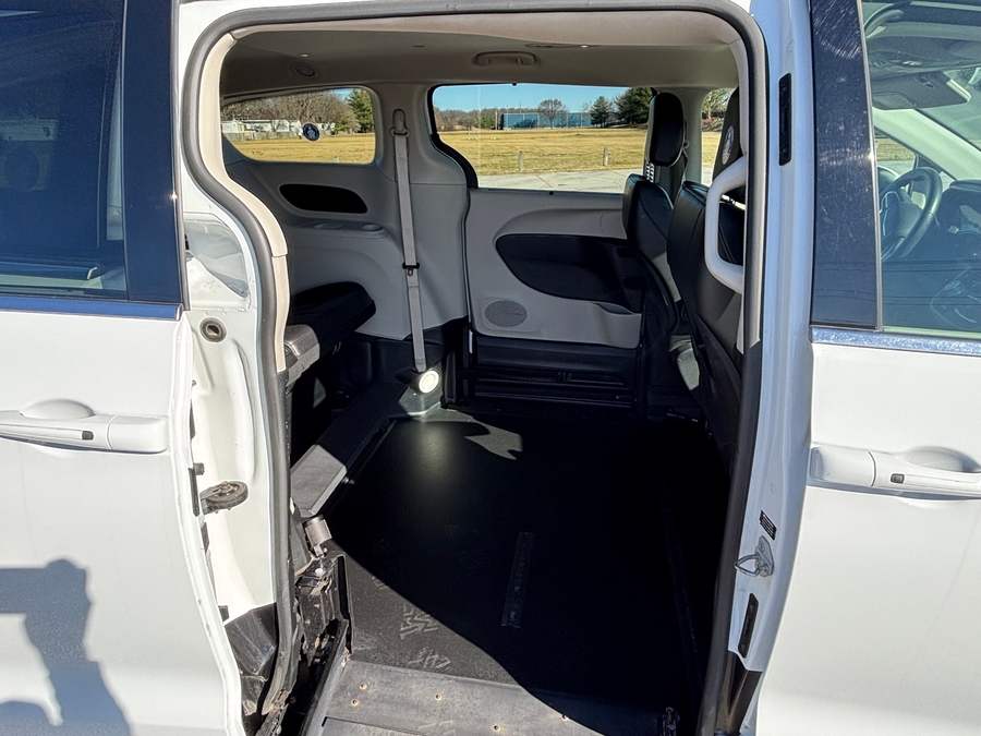 Used 2021 Chrysler Voyager LXi - BraunAbility Commercial Side Entry Entry Fold Out Manual Ramp