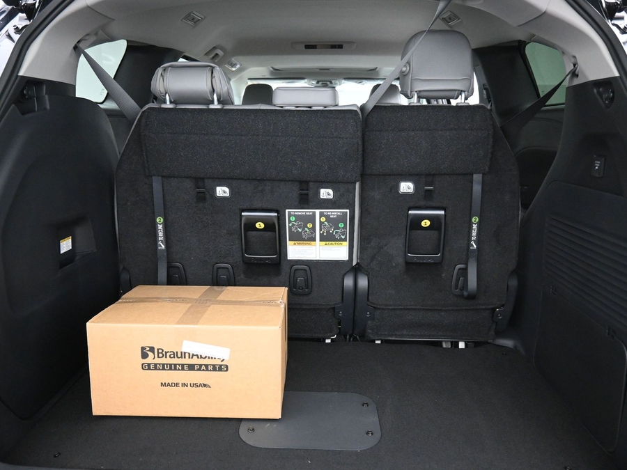 Black Toyota Sienna image number 13