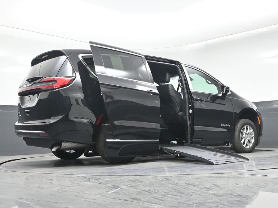 New 2026 Chrysler Pacifica Select Safety - BraunAbility Side Entry Fold Out Automatic Ramp