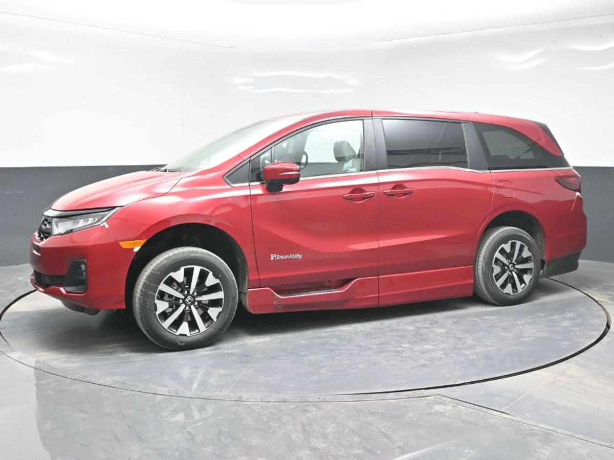 Red Honda Odyssey image number 14