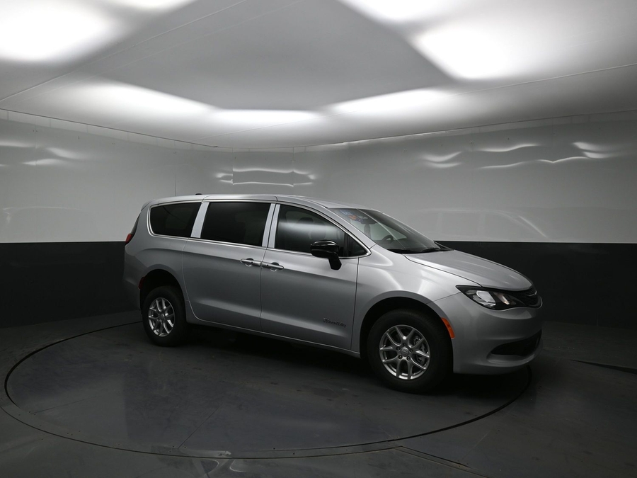 Silver Chrysler Voyager image number 16