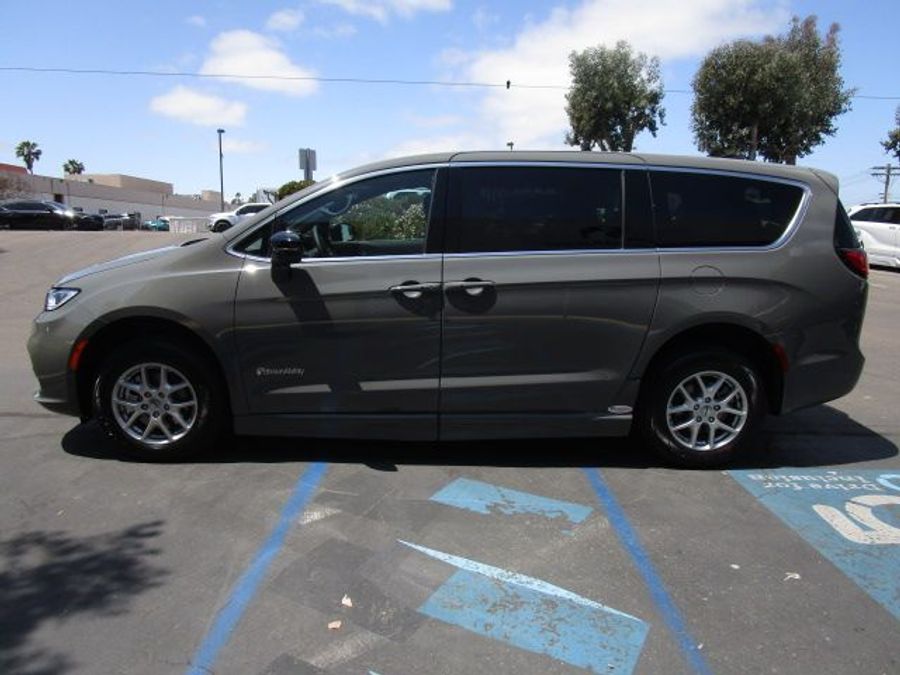 New 2025 Chrysler Pacifica Select Safety - BraunAbility Side Entry Entry Fold Out Automatic Ramp