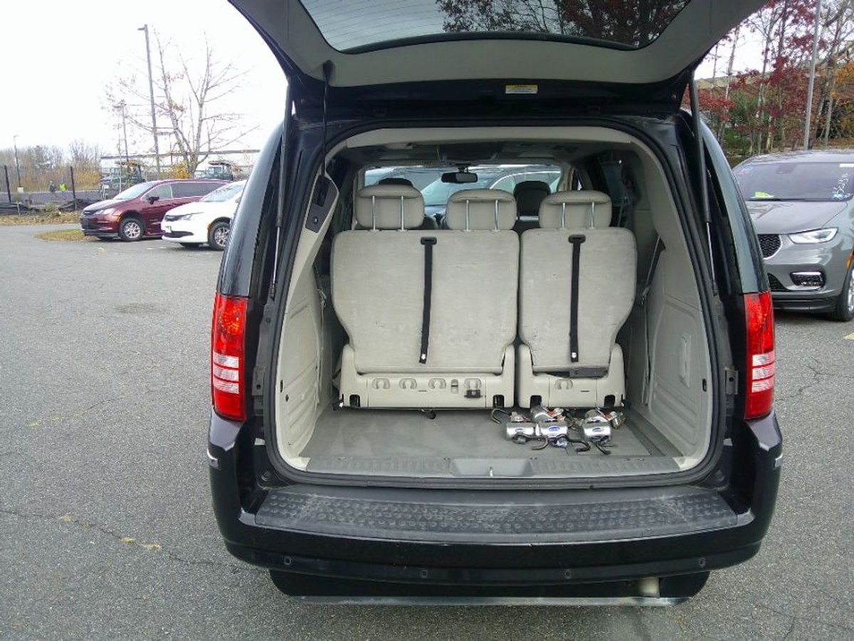 Black Chrysler Town and Country image number 17