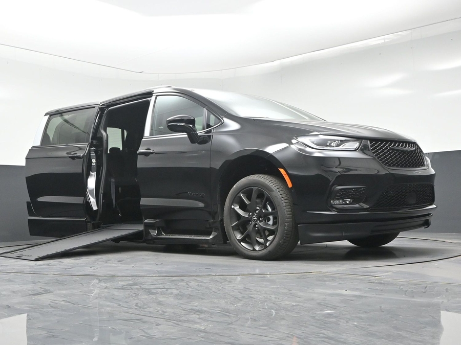 New 2026 Chrysler Pacifica Select Sport - BraunAbility Side Entry In Floor Automatic Ramp