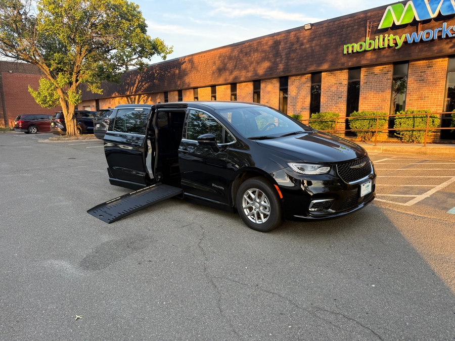 Black Chrysler Pacifica image number 1