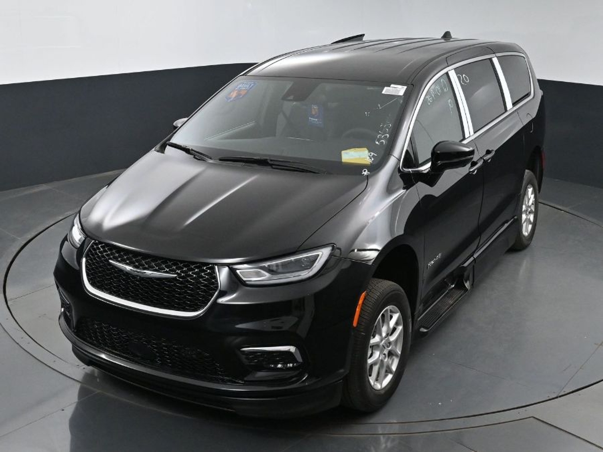 Black Chrysler Pacifica image number 23