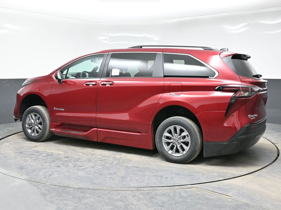 New 2026 Toyota Sienna Hybrid XLE Base - BraunAbility Side Entry Fold Out Automatic Ramp