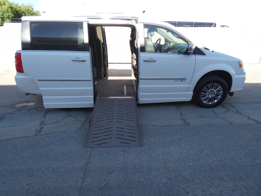  Chrysler Town and Country image number 10