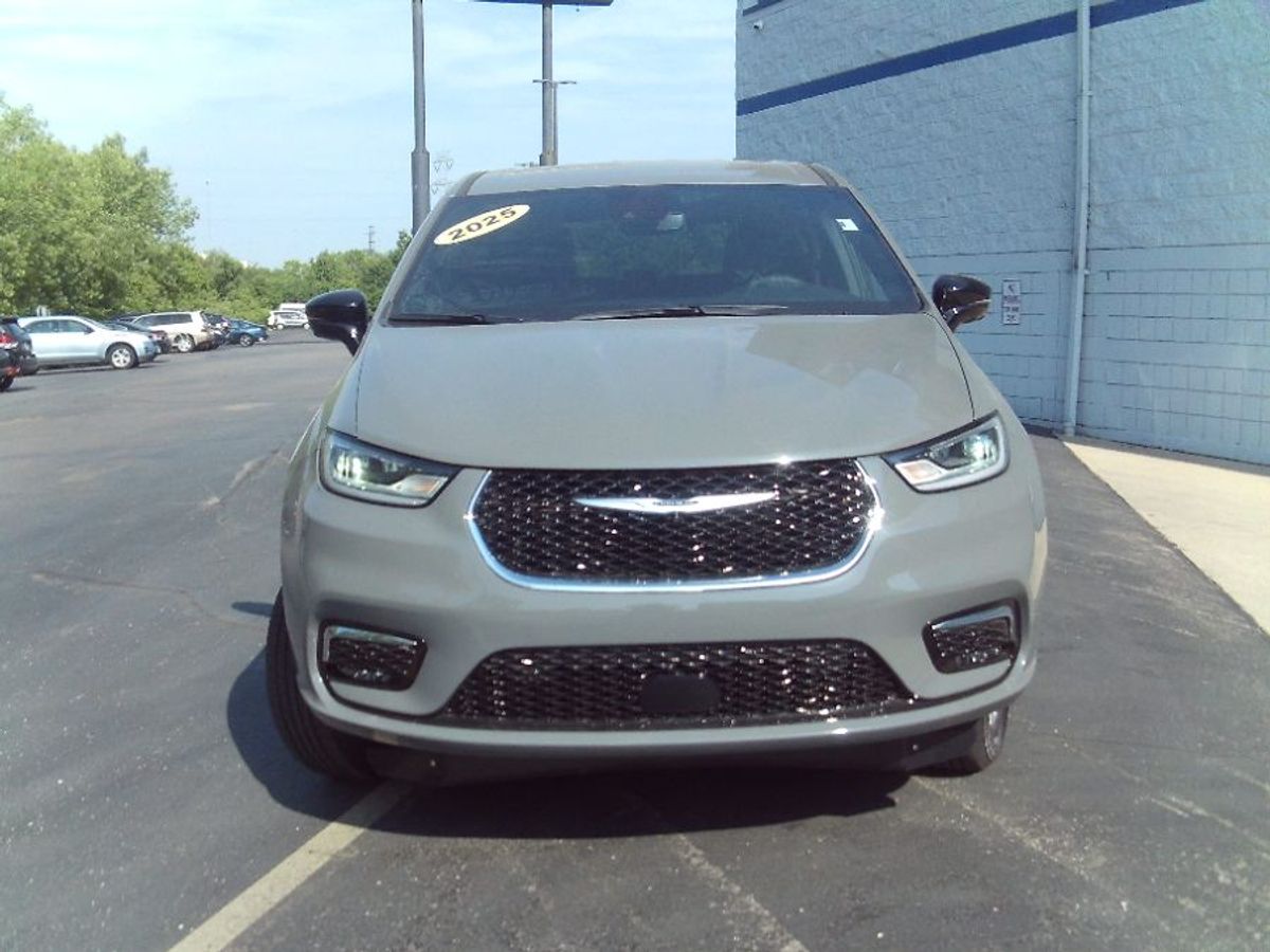 Grey Chrysler Pacifica image number 4