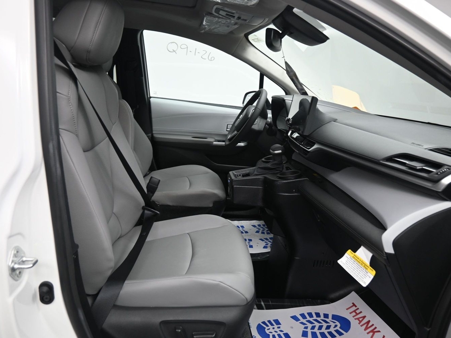 New 2026 Toyota Sienna Hybrid XLE Base - BraunAbility Side Entry Fold Out Automatic Ramp