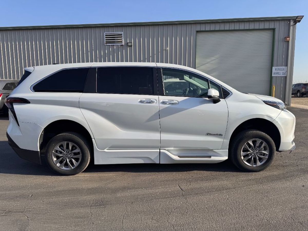 2023 TOYOTA SIENNA - Image 9