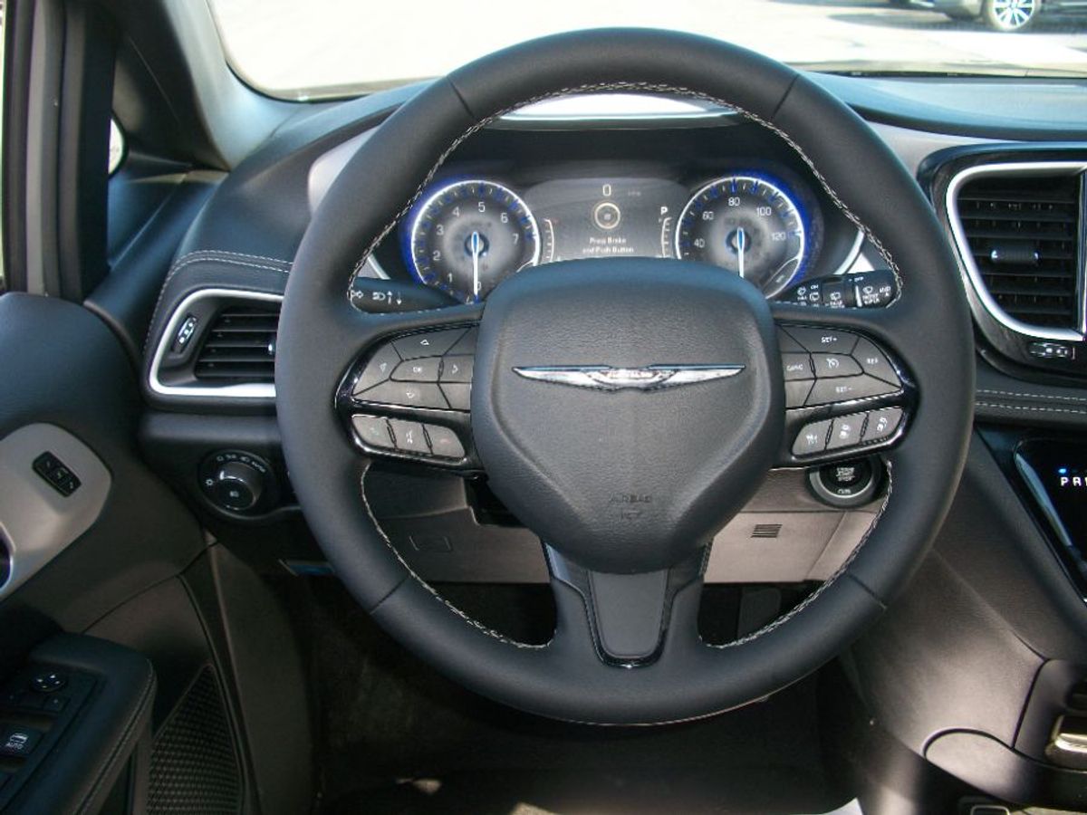 Grey Chrysler Pacifica image number 18