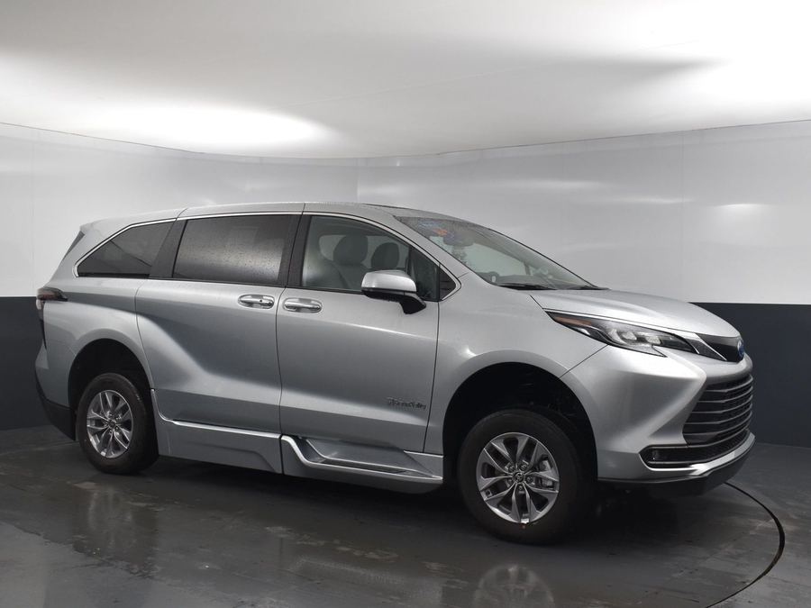 New 2025 Toyota Sienna Hybrid XLE Base - BraunAbility Side Entry Entry Fold Out Automatic Ramp