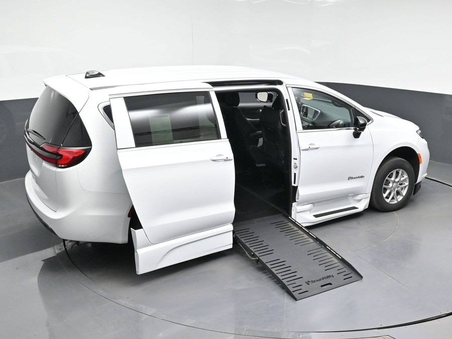 White Chrysler Pacifica image number 22