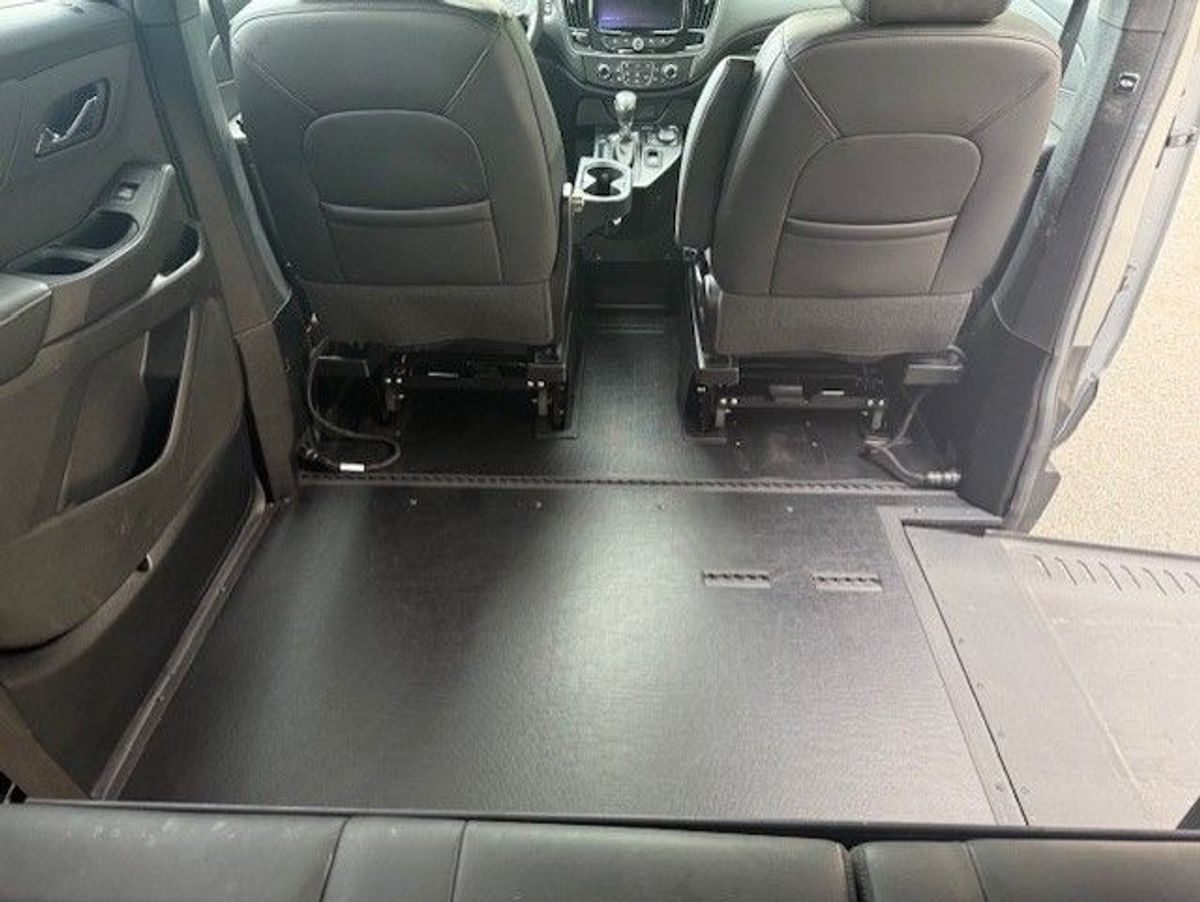 Silver Chevrolet Traverse image number 5