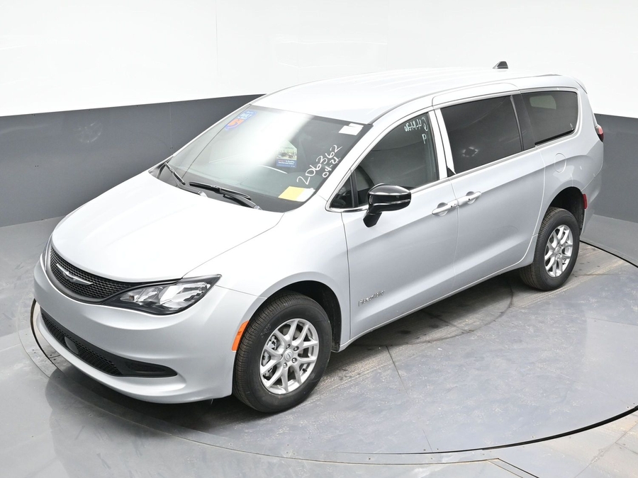 Silver Chrysler Voyager image number 22