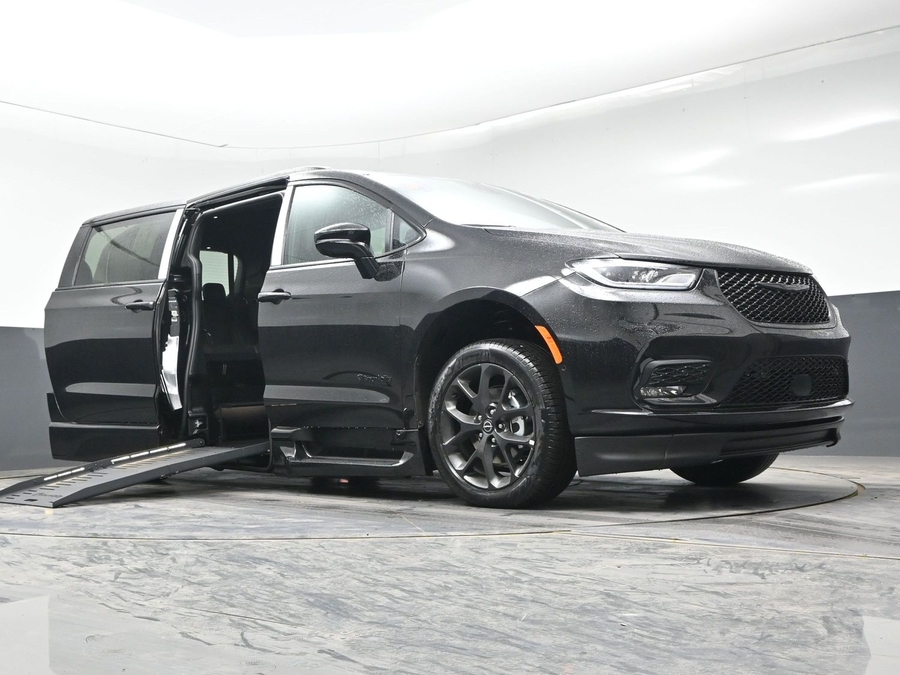 New 2026 Chrysler Pacifica Select Sport - BraunAbility Side Entry Entry Fold Out Automatic Ramp
