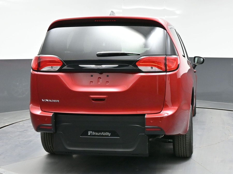 Red Chrysler Voyager image number 3