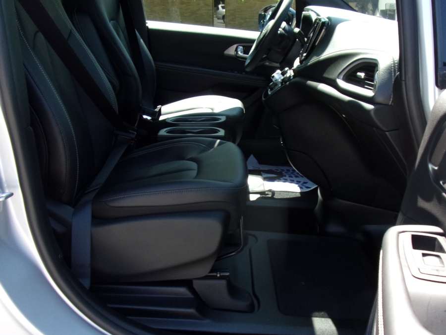 Silver Chrysler Pacifica image number 13
