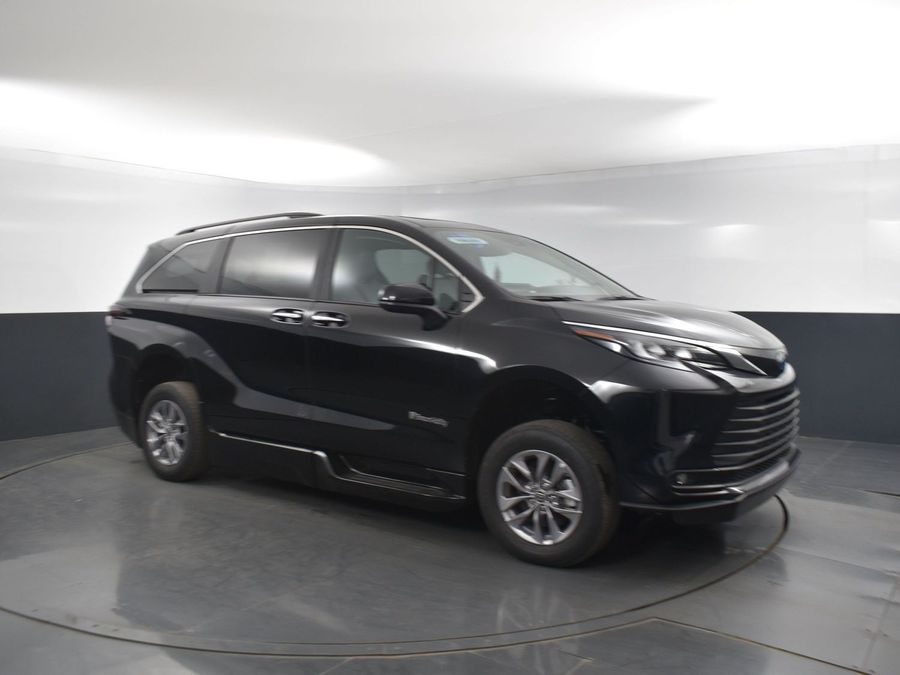 New 2025 Toyota Sienna Hybrid XLE Plus - BraunAbility Side Entry Entry Fold Out Automatic Ramp