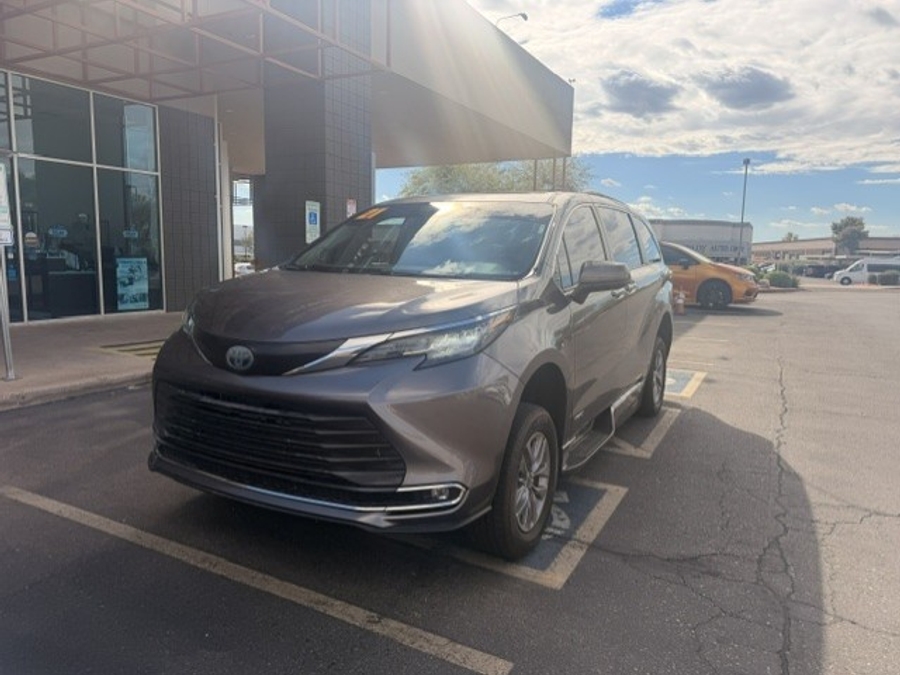 Used 2021 Toyota Sienna Hybrid XLE - BraunAbility Side Entry Fold Out Automatic Ramp