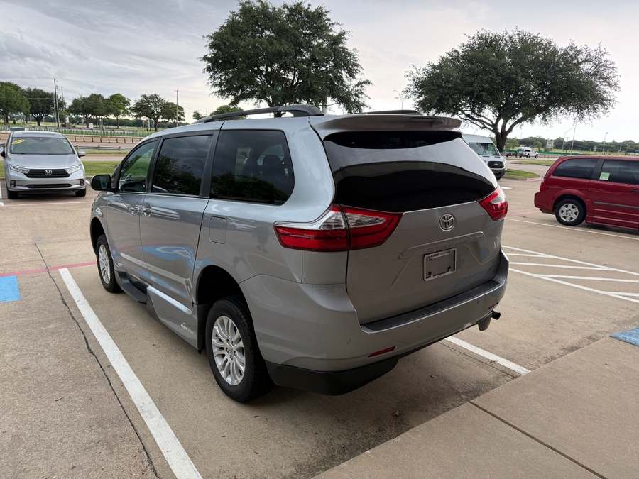 2017 Toyota Sienna XLE - Photo 16