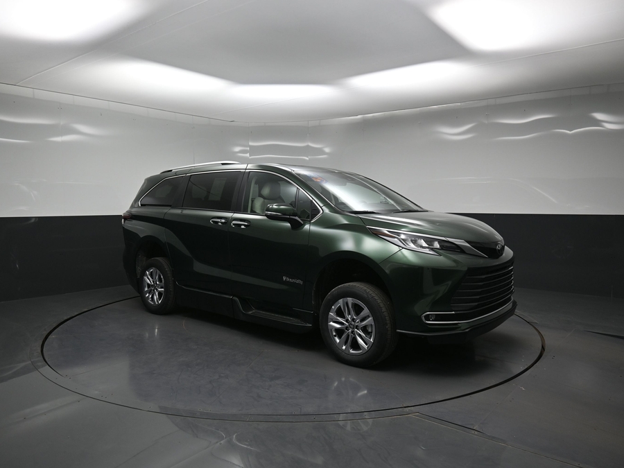 New 2026 Toyota Sienna Hybrid Limited - BraunAbility Side Entry In Floor Automatic Ramp