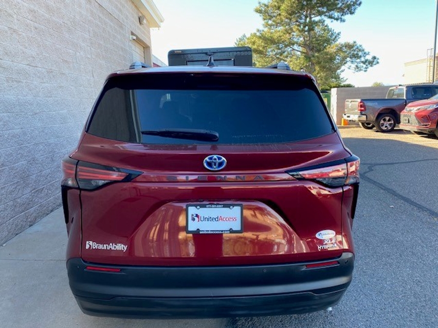 Used 2021 Toyota Sienna Hybrid XLE Plus - BraunAbility Side Entry Entry Fold Out Automatic Ramp
