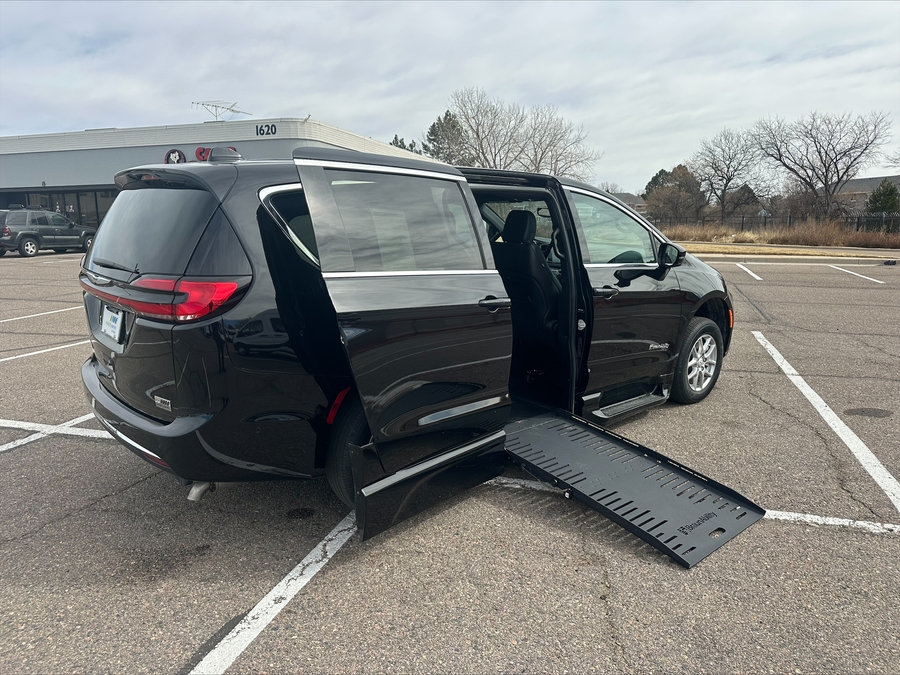 Black Chrysler Pacifica image number 19