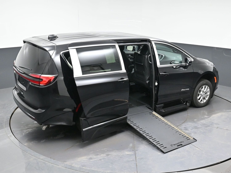 New 2026 Chrysler Pacifica Select Plus - BraunAbility Side Entry In Floor Automatic Ramp