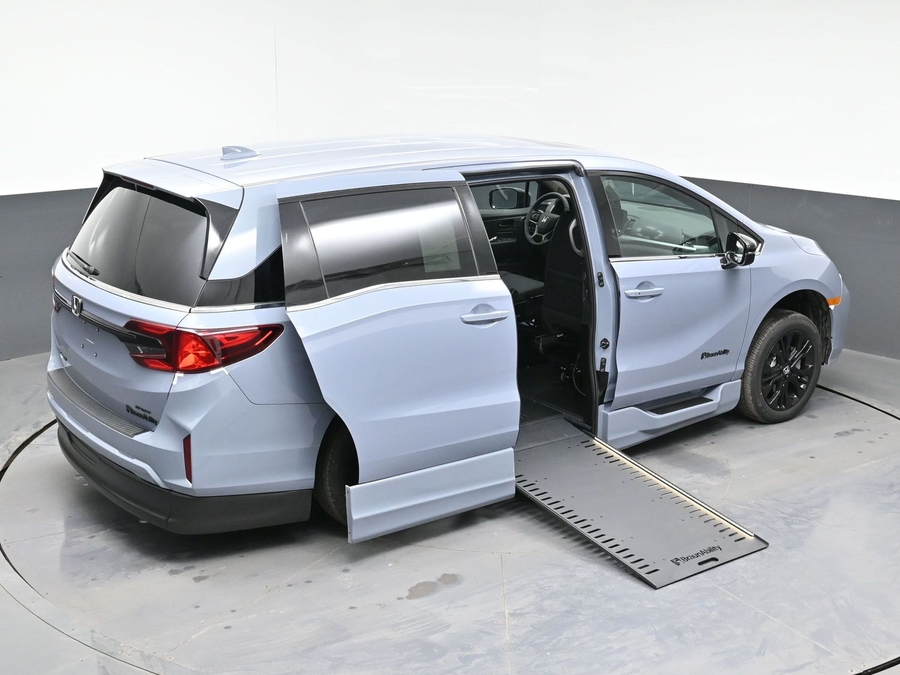 Grey Honda Odyssey image number 25