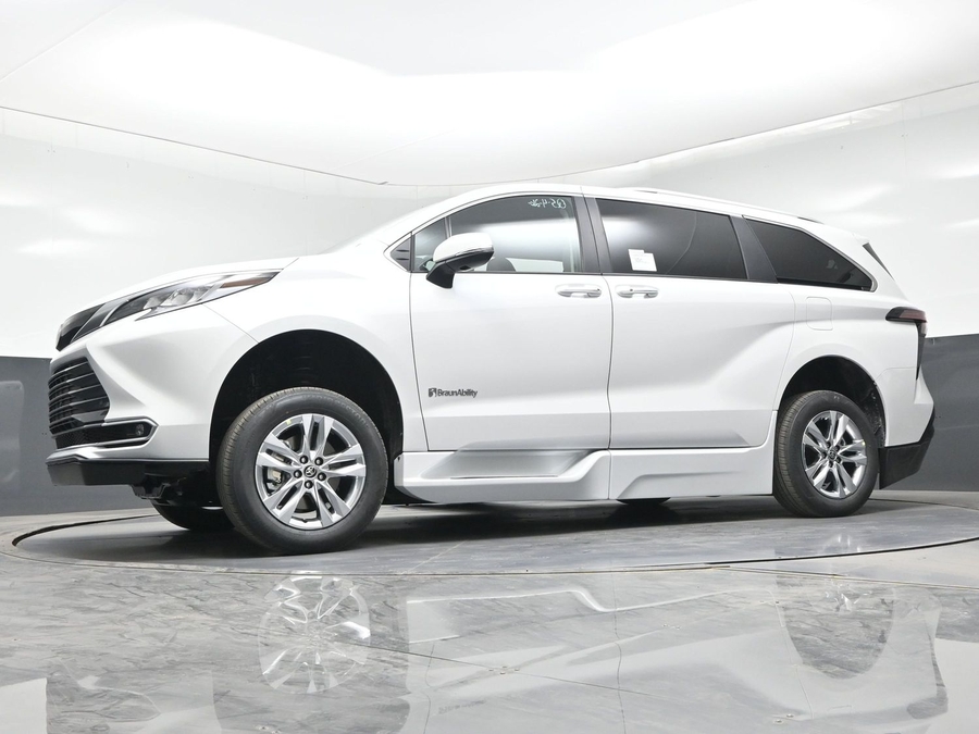 New 2026 Toyota Sienna Hybrid Limited - BraunAbility Side Entry In Floor Automatic Ramp