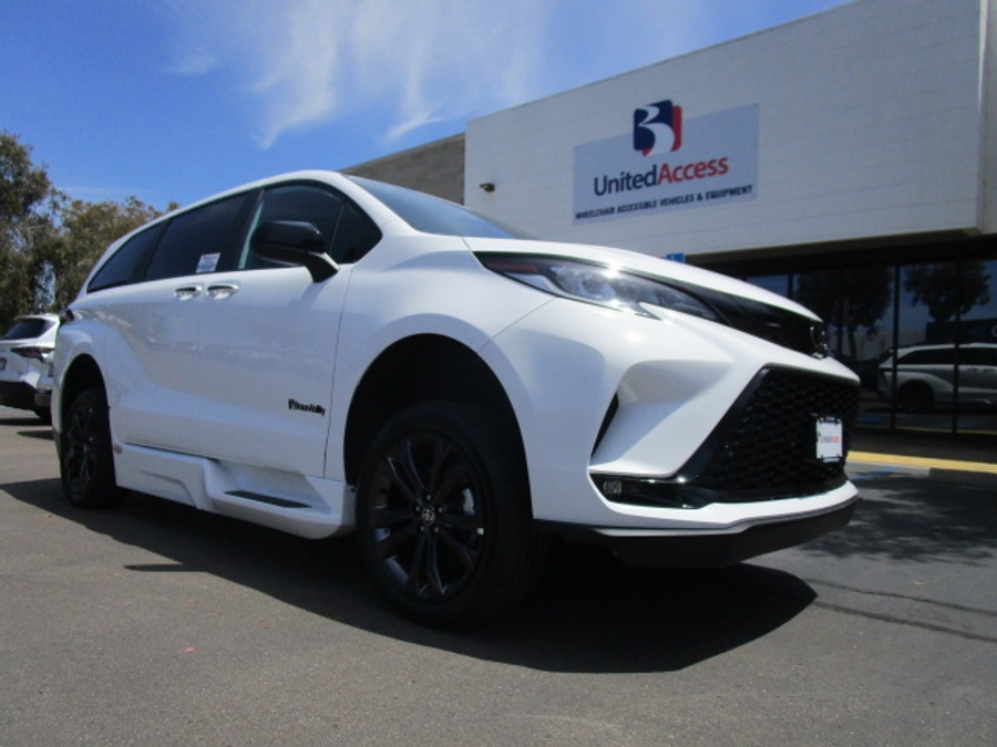 New 2026 Toyota Sienna Hybrid XSE Sport - BraunAbility Side Entry Entry In Floor Automatic Ramp