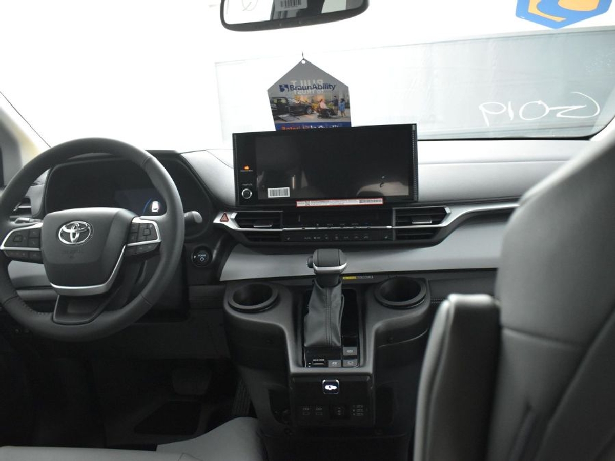 2025 TOYOTA SIENNA - Image 13