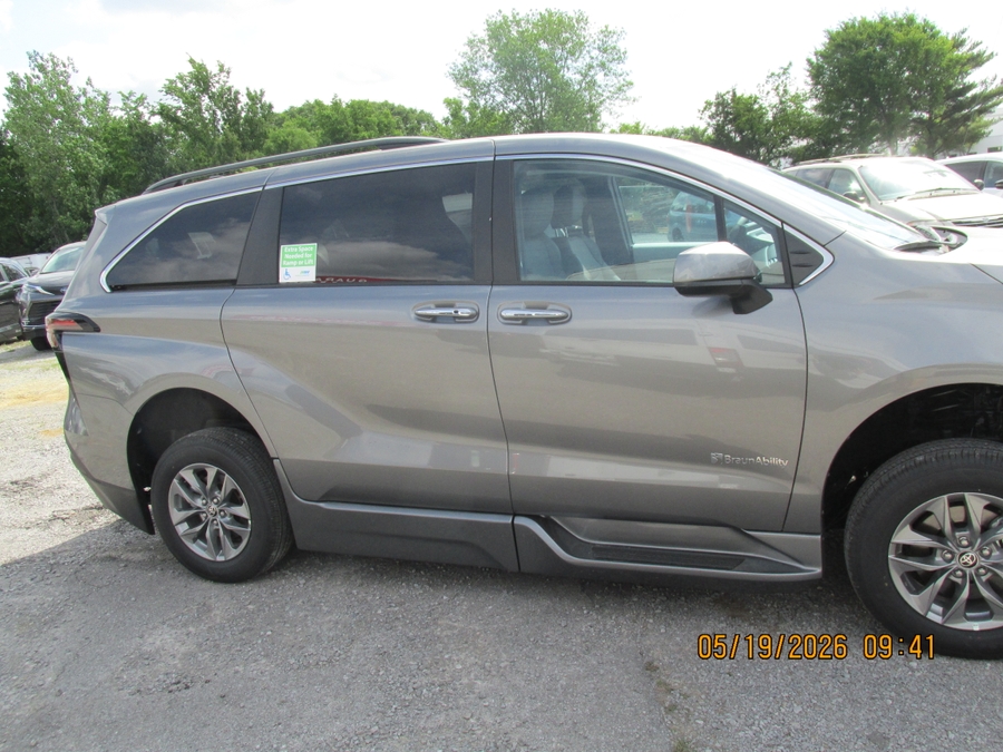 Grey Toyota Sienna image number 5