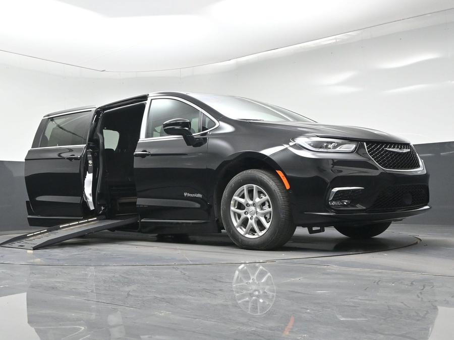 Black Chrysler Pacifica image number 19