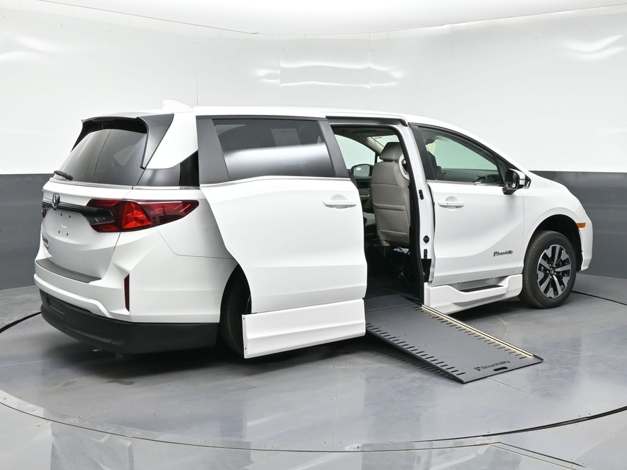 White Honda Odyssey image number 5