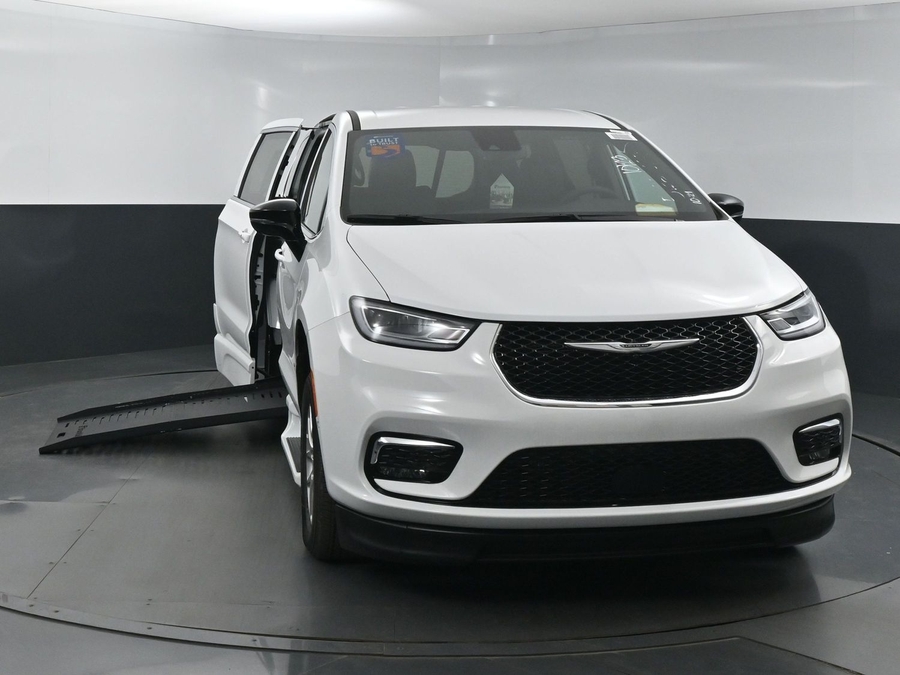 New 2025 Chrysler Pacifica Select Safety - BraunAbility Side Entry Entry Fold Out Automatic Ramp